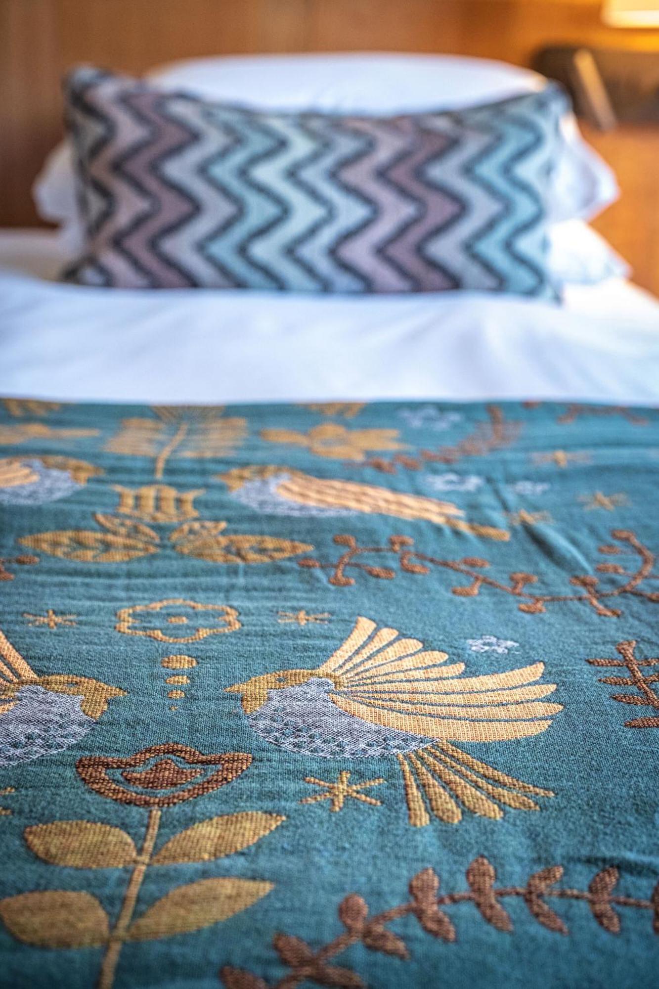 The Feathers Holt Holt  Quarto foto